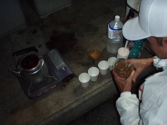 ¸½ÃϤǤϥ³¡¼¥Ò¡¼¤ò¤¤¤¿¤À¤¤Ê¤¬¤é»þ¤òÂÔ¤Á¤Þ¤¹