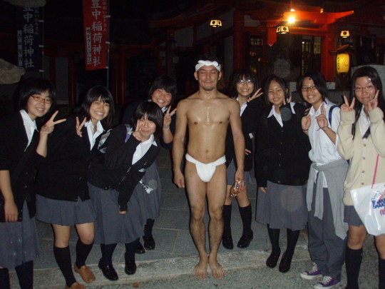 女子高生に囲まれる村下さん