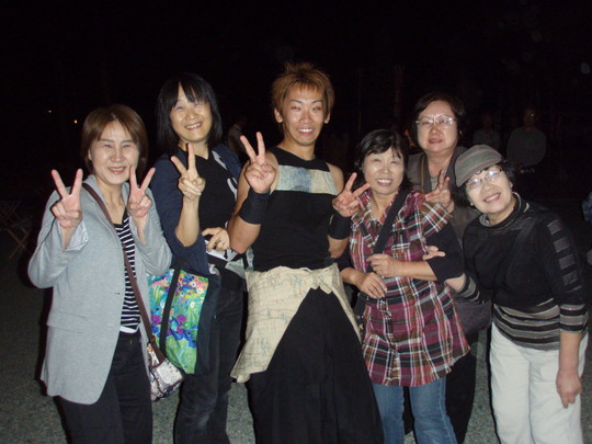 元女子高生に囲まれる友ちゃん!