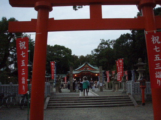 街ゆく人をいつも見届けて日ごろの安全、地鎮を願ってます