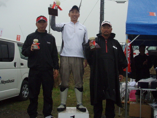 上位入賞の方々。真中は槇得さん。