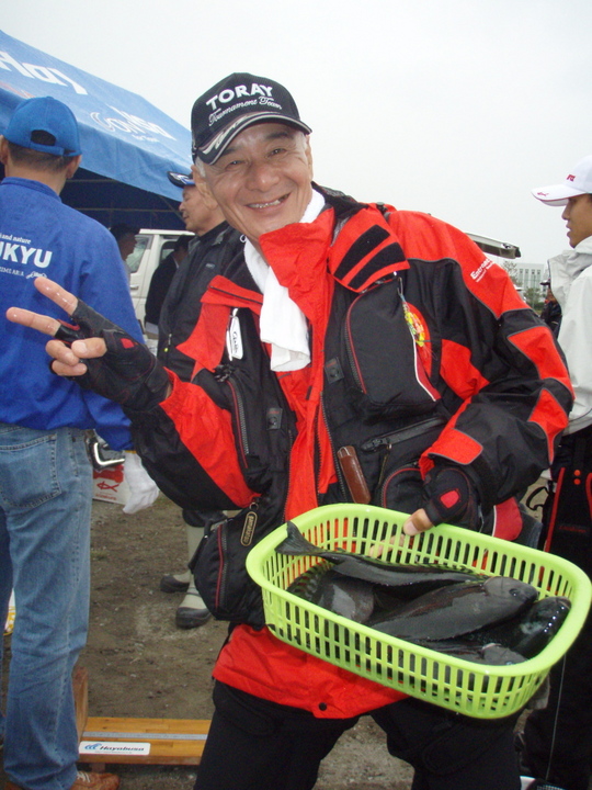 検量です。写真は松井さん。みんなおんなじようなサイズ。