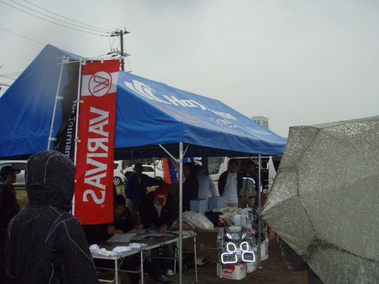 閉会式はあいにくの雨の中・・