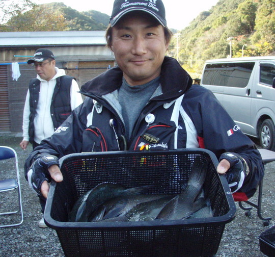 一番グレを釣ったのは山成では京都の八木さん。おめでとさん。。