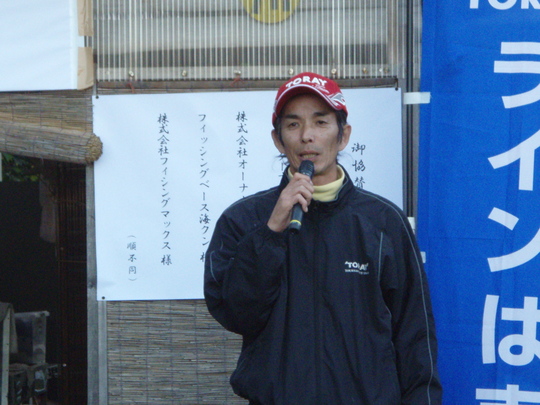 眼がしらを抑えて宮下顧問の挨拶。皆心打たれたでしょう。