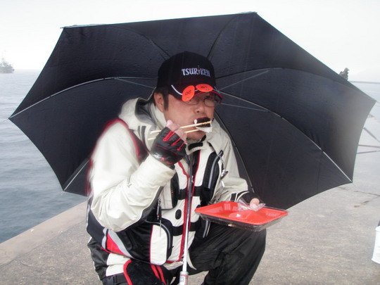 寒い防波堤でお弁当頂きました。。