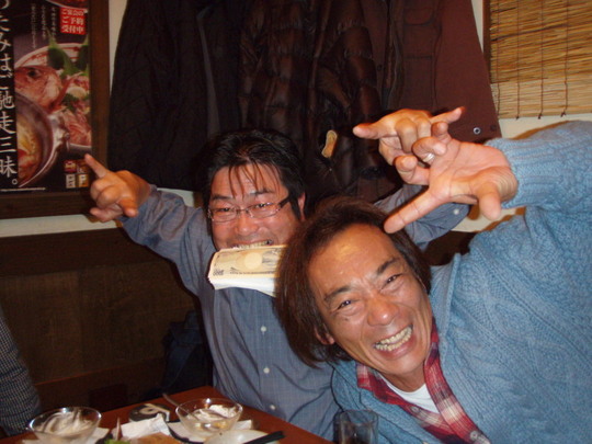 誰だ!誰だ!誰だ〜!手前の人はガッチャマンです。