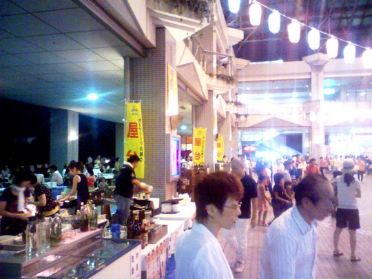 屋台も出て大盛り上がりです。今夜はここで夕食。