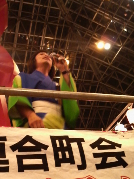 目線が合うことはないですが・・カミサンの大接近撮影で。