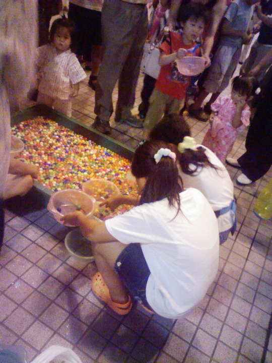 大人気のスーパーボールすくい。これはウキにもなります。