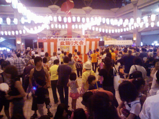 サッ、小気味よい音に誘われて全員参加。しかもここは全天候型。