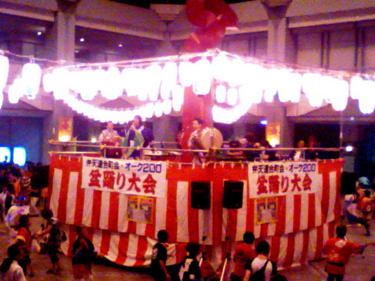 河内音頭で延々踊り続きます。