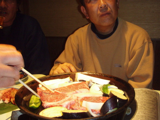 ステーキが出てまいりました。朝日屋かな?松坂牛ですね、きっと。