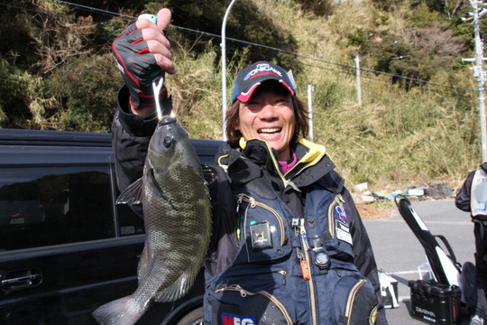 いつも一緒のガッチャマン。この日別行動。「私と釣らなんだらええ型のンが上がったわ」・・・と。んなあほな!