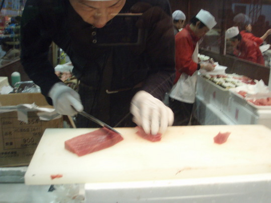 マグロの解体ショーもやってました。私が見たときはお刺身に変わってました