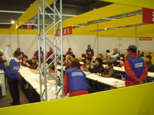 はい、こちらは仕掛け教室。皆さん熱心でした。