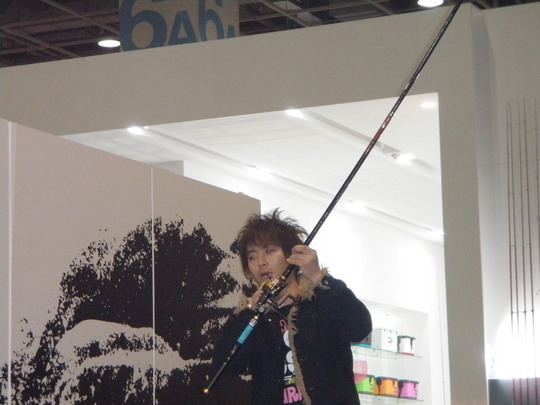 竿の曲がり体験をするコーナーです