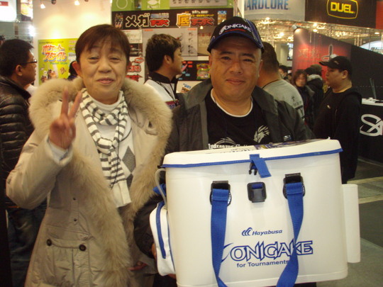 ハヤブサの新しい活かしバッカン。モデルがいいですね。はは。