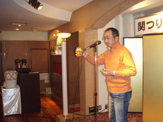 乾杯は昨年度がんばった藤野さん