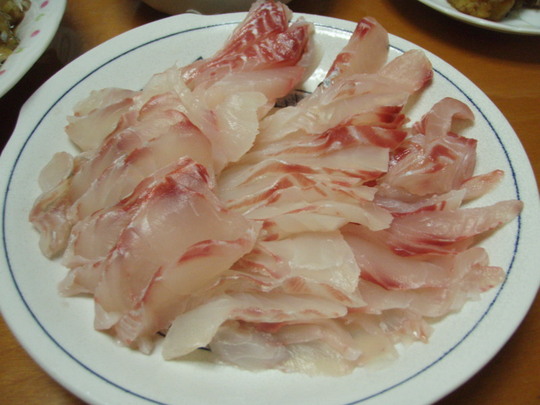 家庭でガッツク刺身!大雑把でしょ。