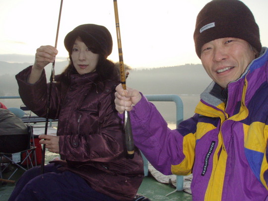 阿部さんご夫婦は速いテンポでつり上げます。