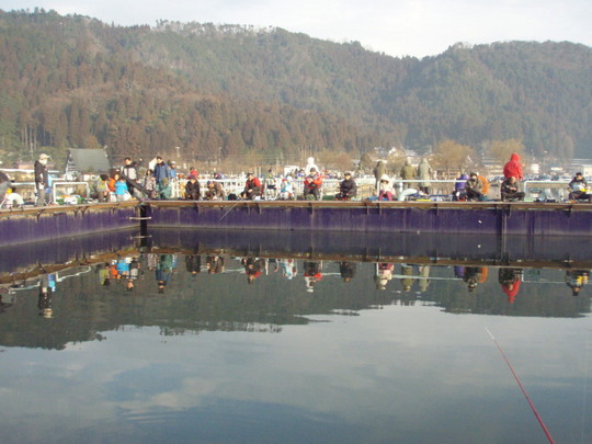 桟橋は大勢のお客さんです