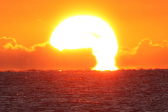 水平線から昇る朝日