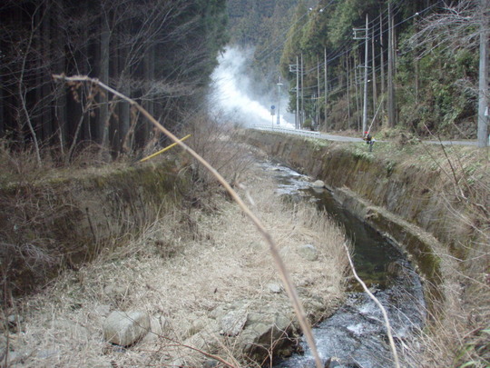 このように道路から竿を出す場所もあります。楽ですよ。