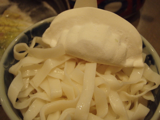 きしめんに水餃子ぁ〜