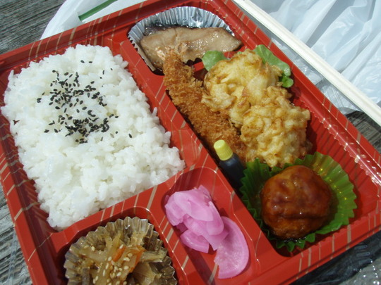 長丁場の筏の釣り、お弁当は何より楽しみです