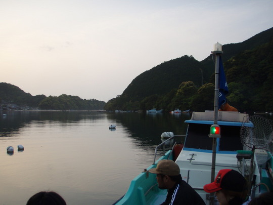 静かな湾の中、外海は荒れていて磯は休船