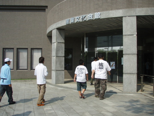 会場に大勢の参加者が集まって行きます