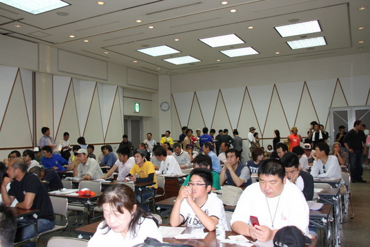 会場は今や開会式の始まりを待っている状態です