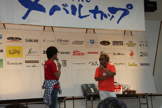 伊丹章さんのMCでまずはプロアングラーのトークショーから