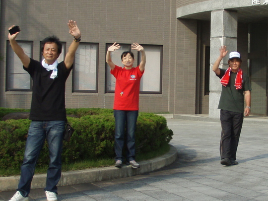 釣り場に向かう際、こうして皆さんが「行ってらっしゃい」と送り出してくれます。