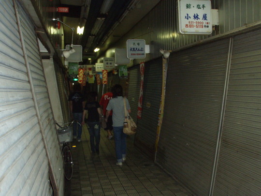 斜めになってせり出したシャッター、ここを抜けると・・・。