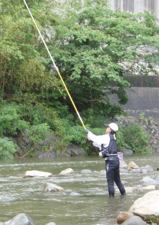 増水を警戒して小河川でやります。