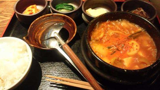 色もお味もから〜い豆腐煮込み鍋定食ぅ〜熱っ!たら熱っ。