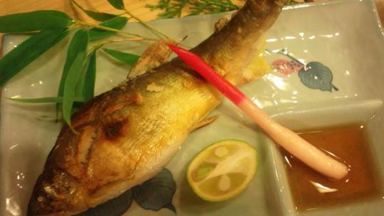 この時期ならではの、鮎の塩焼き!これは言うほど熱くない。