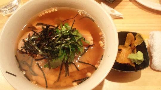 まぐろ茶漬け。臭くないの?と聞かれそうですが全く臭くありません。天然ツナ茶漬けです。