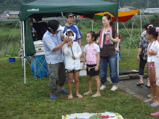 目隠ししてスイカ割り〜