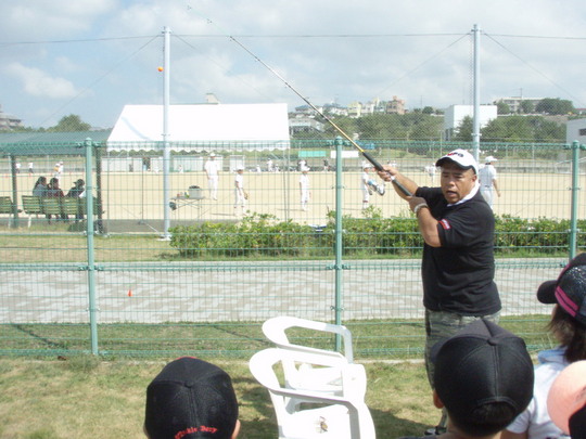 子供たちがうなづきながら聞いています