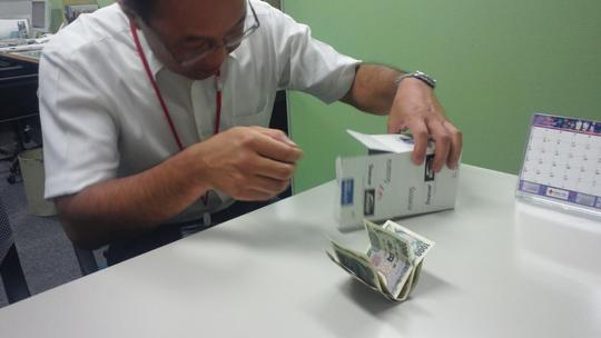 最初は机の上で開封したんですが、たくさんの硬貨があったので自動読み取り機へ