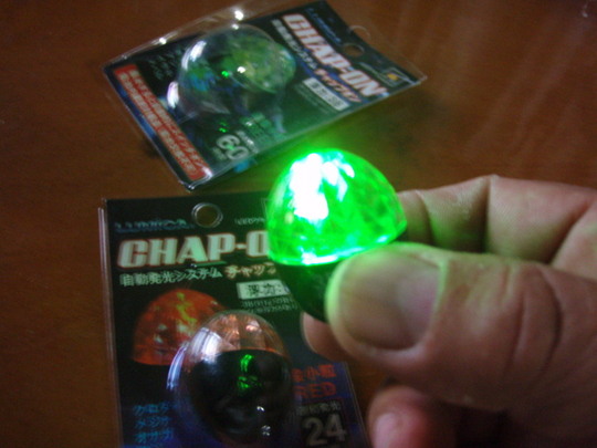 着水すると光ります。輝度も強いですよ