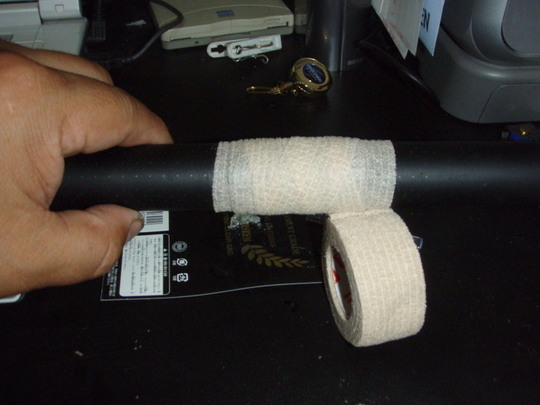 ある処理をして接着しテープ状の包帯をくるくる固定です