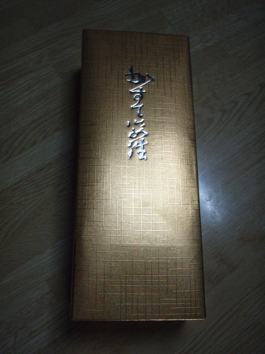 きれいな高級感のある入れものですね