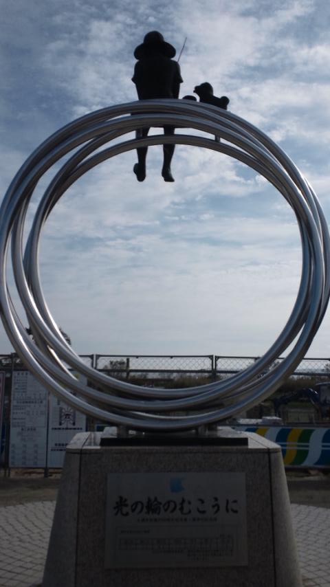 ワンちゃんと釣りをする子供のモニュメント