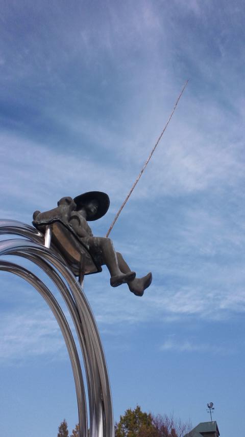 遠くを見ている少年の表情が印象的