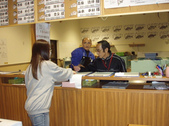 釣りえさ市場内の活気!