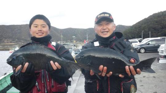 こちらは奈良からのお客さん。地かたの磯で親子で51センチと52センチを釣りあげました